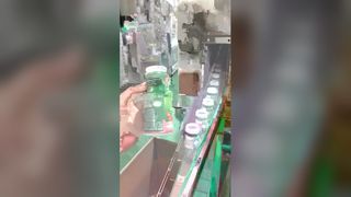 Automatische krimpkousmachine voor melkflessen